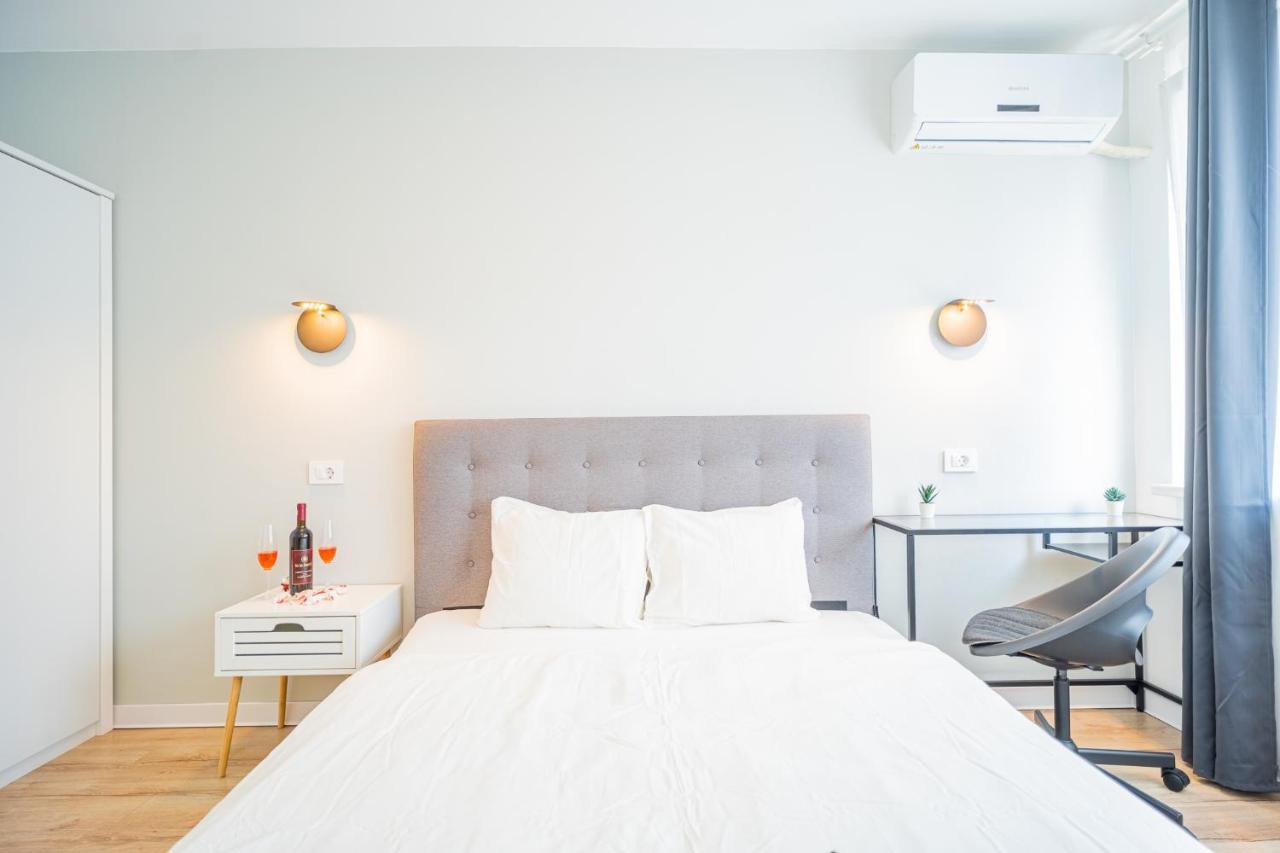 Spacious Newly Renovated 2Br Apartments With Balcony Bucharest Exterior photo