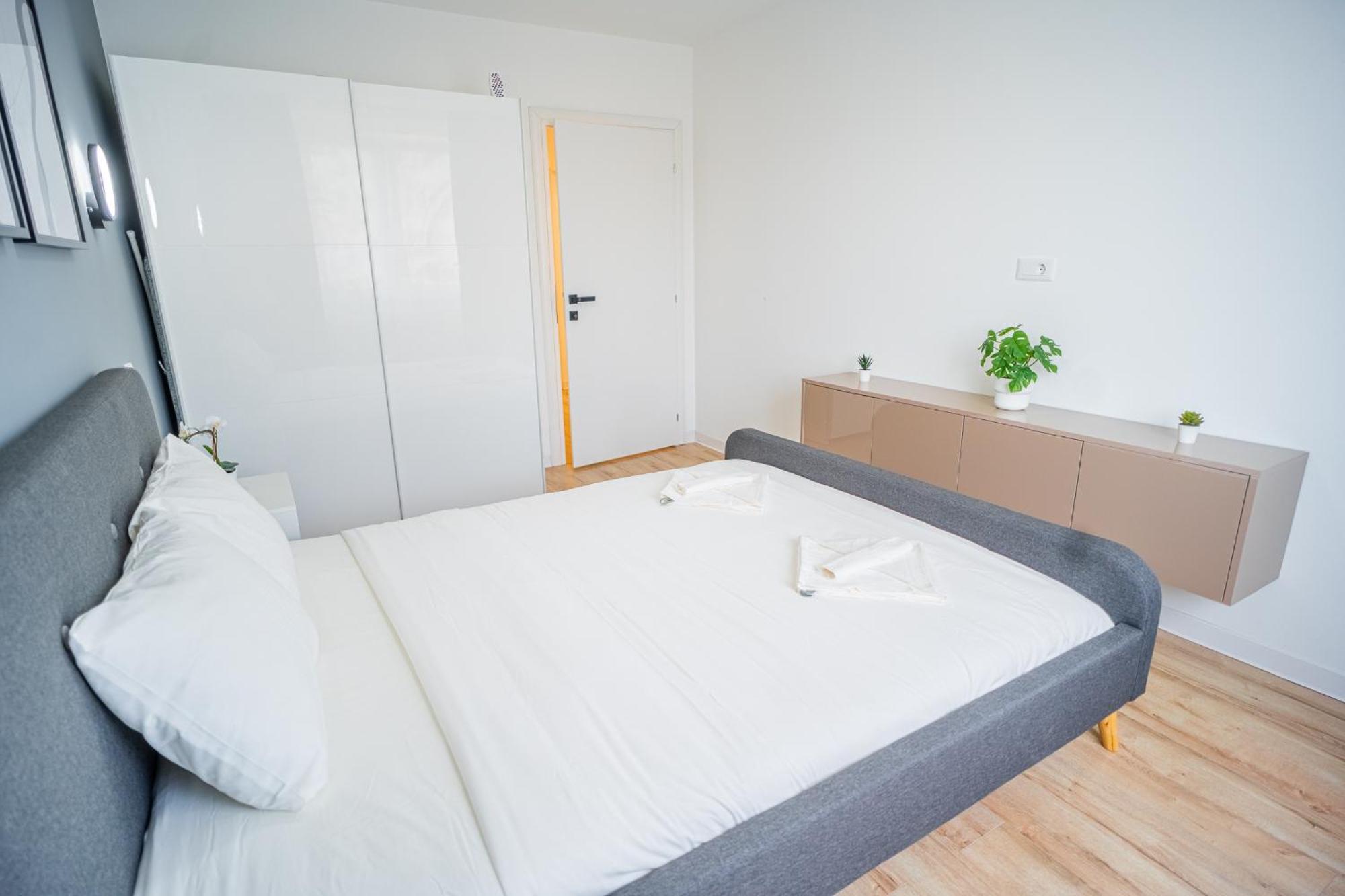 Spacious Newly Renovated 2Br Apartments With Balcony Bucharest Exterior photo