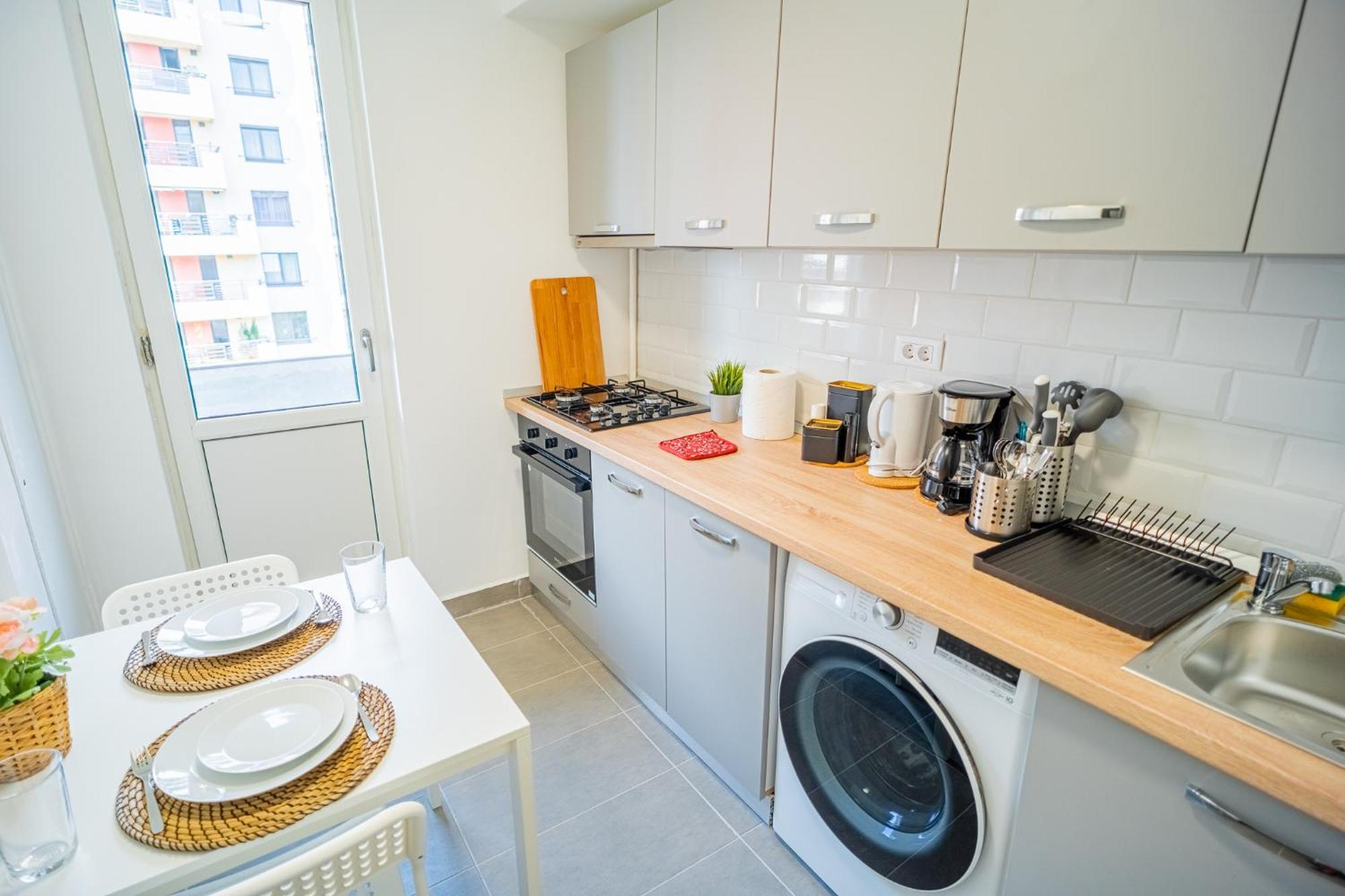 Spacious Newly Renovated 2Br Apartments With Balcony Bucharest Exterior photo