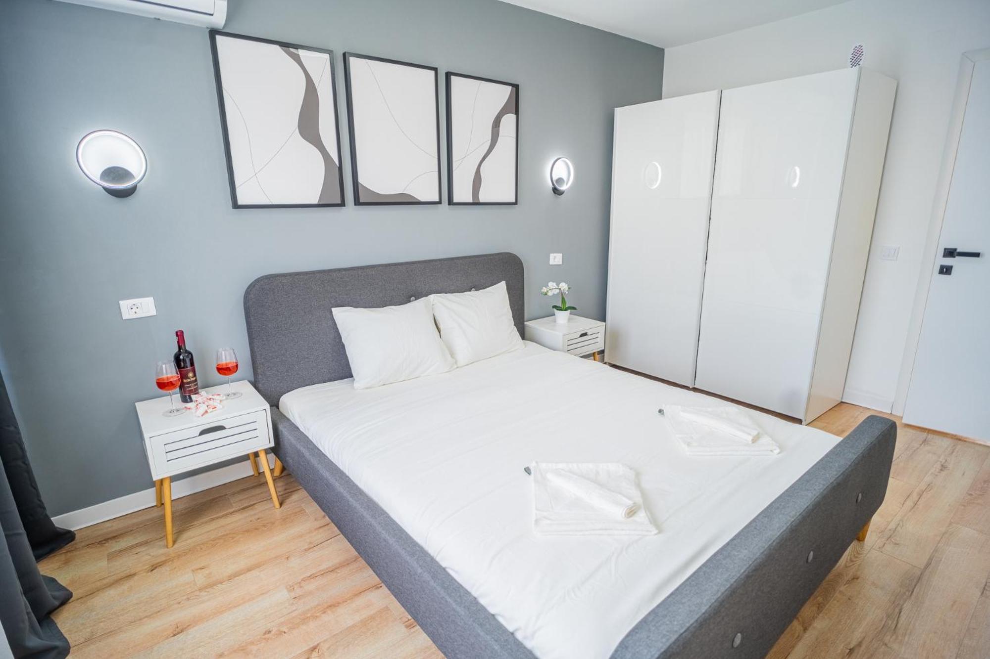 Spacious Newly Renovated 2Br Apartments With Balcony Bucharest Exterior photo